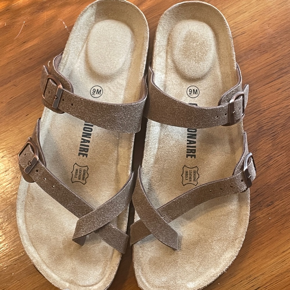 Like New Cushionaire Leather Insole Sandals
